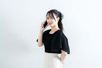 スマートフォンを使う爽やかな若い女性