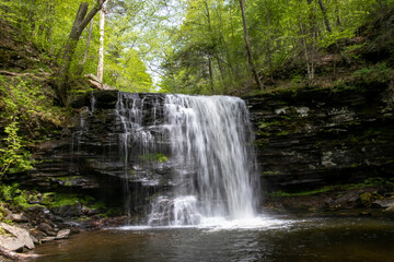 Obraz premium Suspended in Time: Long Exposure of a Medium Waterfall Over a Dramatic Rock Edge