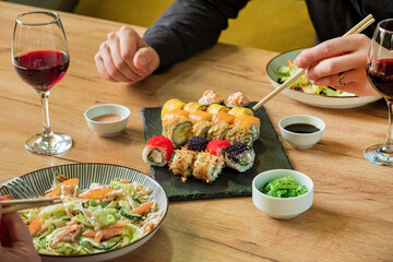 friends eating sushi in cafe