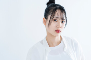 若くて爽やかな女性