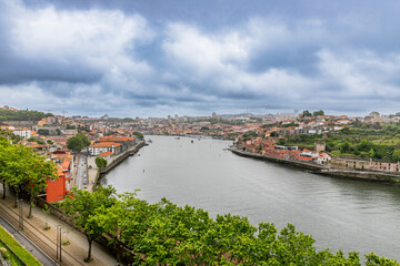 Fototapeta na wymiar Vue sur Porto depuis le Jardins du Palais de Cristal