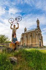 Femme devant la Chapelle du Mont Brouilly à Saint-Lager