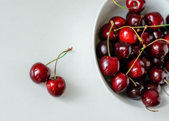 Obraz na płótnie Canvas Juicy cherries on a white plate, close-up