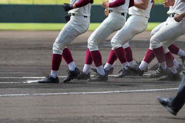 野球の試合で両チームが整列して挨拶する選手たち