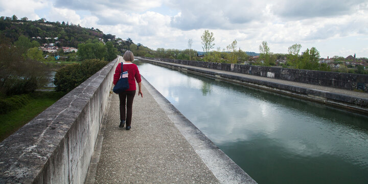 Femme promenant le long du pont canal d'Agen (Lot-et-Garonne)