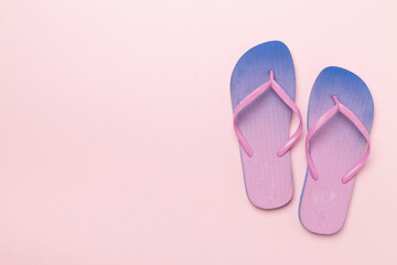 Bright flip flops on color background, top view - obrazy, fototapety, plakaty