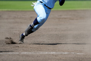 野球の試合中に次の塁を狙うランナー