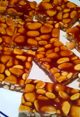 Alimento de amendoim conhecido como p&eacute; de moleque festa junina