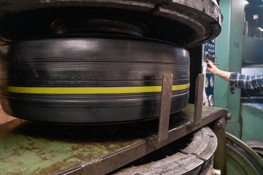 tire renewal in a workshop