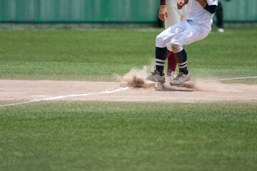 野球の試合中に3塁まで走って次の塁をうかがうランナー