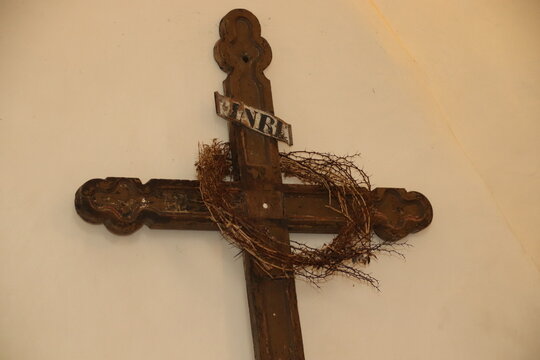 Passion Jesu Christi. Dornenkrone und Holzkreuz 