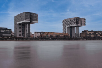 Panorama von Köln mit Blick über den Rhein auf die Kranhäuser - obrazy, fototapety, plakaty