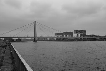 Panorama von Köln mit Blick über den Rhein auf die Kranhäuser
