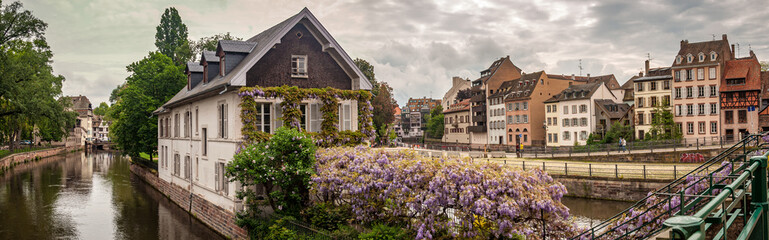 Fototapeta na wymiar Panorama des canaux de Strasbourg