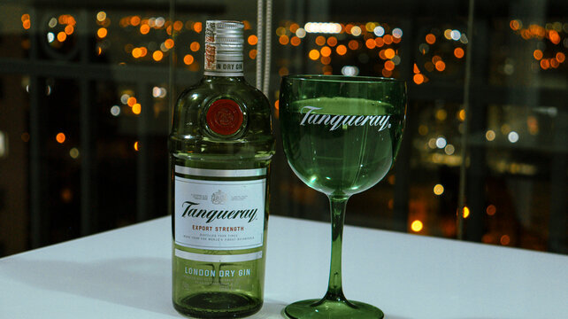 Foto mostra uma garrafa de gin Tanqueray com uma ta&ccedil;a de gin em 01 de fevereiro de 2025, no Brasil. A imagem destaca o luxo da bebida e seu ambiente sofisticado para coquet&eacute;is e festas