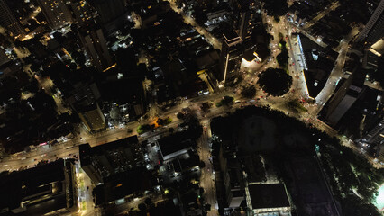 Visão aérea do bairro da Barra Funda no centro da cidade de São Paulo captada do alto por um drone em uma noite de 2023. 