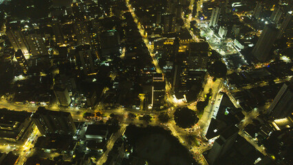 Visão aérea do bairro da Barra Funda no centro da cidade de São Paulo captada do alto por um drone em uma noite de 2023. 