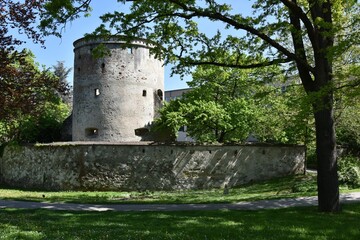 Fototapeta na wymiar Turm und Mauer der Stadtbefestigung der Stadt Tulln an der Donau, Österreich, 04.05.2023