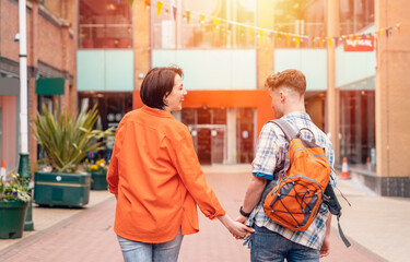 Obraz premium Outdoor portrait of couple having a fun time in the city of England Enjoying travel concept