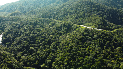 Estrada que atravessa a serra em sentido a Bertioga, Sp, Brasil.