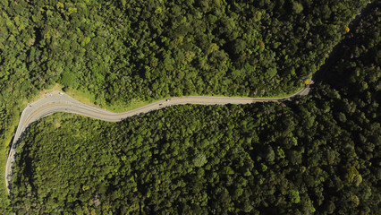 Visão aérea da rodovia Mogi Bertioga que atravessa as cidades de Bertioga e Mogi das Cruzes captada do alto por um drone