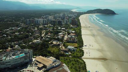 Visão aérea da orla da praia de Rivieira de São Lourenço, Bertioga, SP, Brasil.