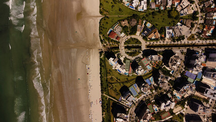 Visão aérea da orla da praia de Rivieira de São Lourenço, Bertioga, Brasil.