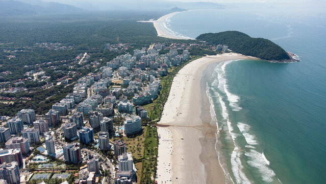 Vis&atilde;o a&eacute;rea da orla da praia de Riviera de S&atilde;o Louren&ccedil;o em Bertioga em S&atilde;o Paulo Brasil captada do alto por um drone em 2023. 