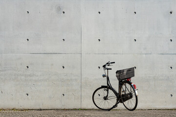 Wand aus Sichtbeton und Fahrrad