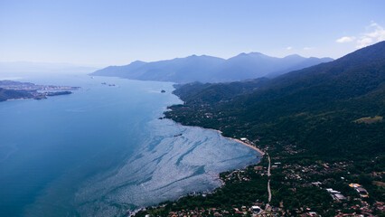 Visão aérea da região da costa de Ilhabela em São Paulo Brasil captada do alto por um drone. 