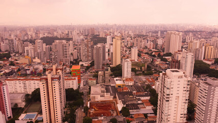 Visão aérea da cidade de São Paulo captada do alto por um drone no centro da cidade. 