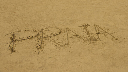 Palavra PRAIA escrita na areia da praia de Riviera de S&atilde;o Louren&ccedil;o - SP - Brasil. 
