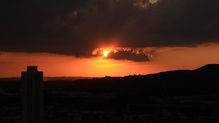 Pôr do sol na cidade de Mogi das Cruzes, SP, Brasil