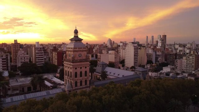Atardecer en la ciudad de Rosario Argentina. Plano ascendente de una cupula capturada desde la Plaza San Mart&iacute;n