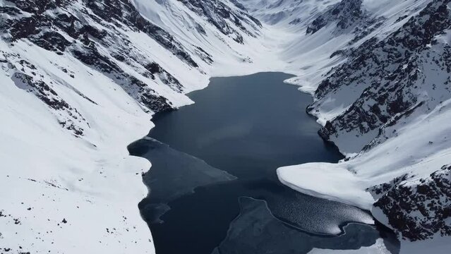Vis&atilde;o a&eacute;rea do lago congelado de Portillo no Chile captada do alto entre as montanhas em um dia de neve de 2022. 