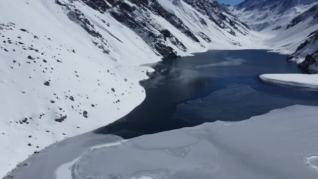 Vis&atilde;o a&eacute;rea do lago congelado de Portillo no Chile captada do alto entre as montanhas em um dia de neve de 2022. 
