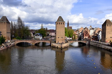 Obraz premium Barage Vauban in Straßburg unter Wolken