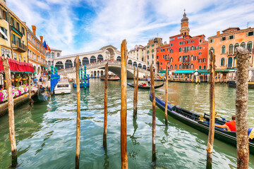Picturesque morning cityscape of Venice with famous Canal Grande and colorful  view of Rialto Bridge - obrazy, fototapety, plakaty