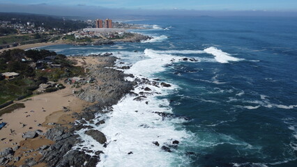 Visão aérea da praia de Isla Negra no Chile 