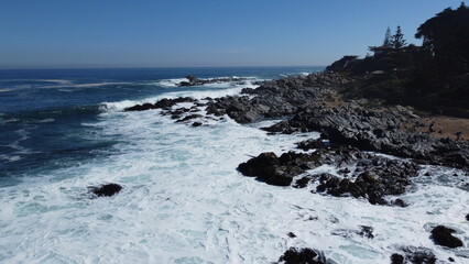 Visão aérea da praia de Isla Negra no Chile captada do alto por um drone em 2022. 