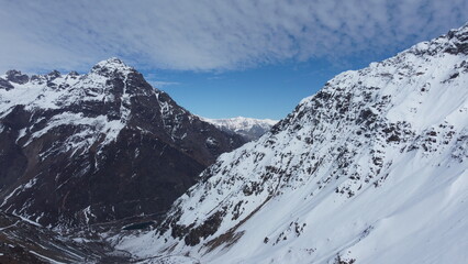 Montanhas cobertas de neve nos Andes Chilenos