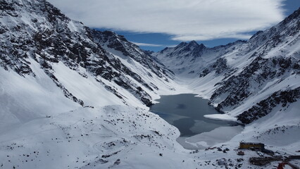 Fototapeta na wymiar Lago congelado de Portillo no Chile visto do alto por um drone. 