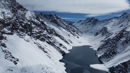 Fototapeta na wymiar Visão aérea da região de Portillo com um drone sobre o lago congelado. 