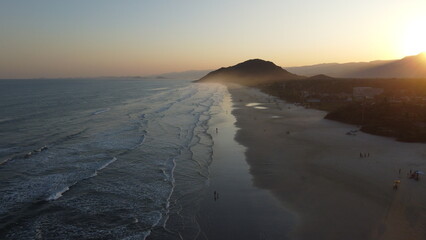 Pôr do sol na orla da praia de Boracéia, Bertioga, SP, Brasil