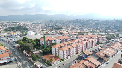 Fototapeta na wymiar Conjunto de casas e apartamentos na cidade de Mogi das Cruzes, SP, Brasil