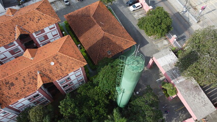 Visão aérea de um prédio e uma caixa d'água