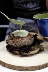 Fototapeta na wymiar chef añadiendo salsa para hamburguesa gourmet especial de carne