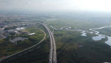 Visão aérea da rodovia brasileira Rodoanel atravessando a cidade de Poá em São Paulo captada do...