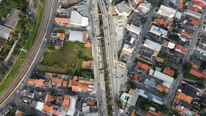 Visão aérea do trecho urbano de uma cidade paulista captada do alto por um drone em Poá - SP -...