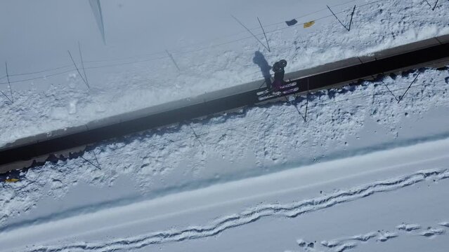 Um esquiador subindo a rampa da montanha no parque Farellones captada do alto por um drone. 